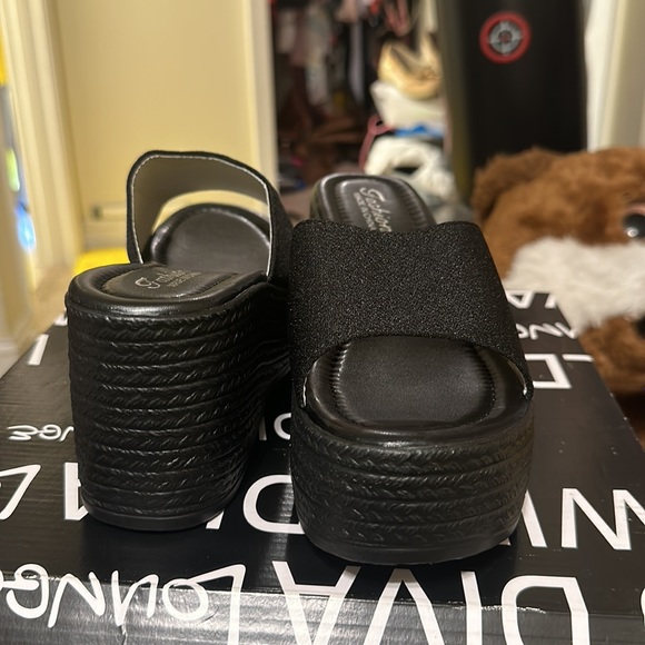 Brand New Fashion wedges size 42 and they are very classy and stylish - Picture 2 of 6